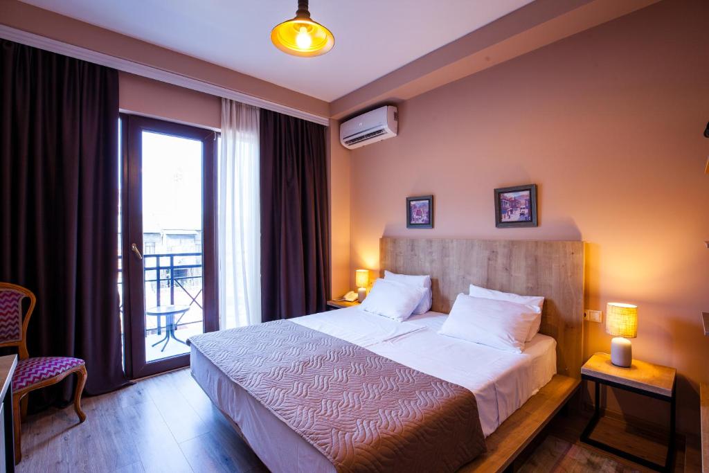 Standard King / Twin Size Room with City View – Room Only