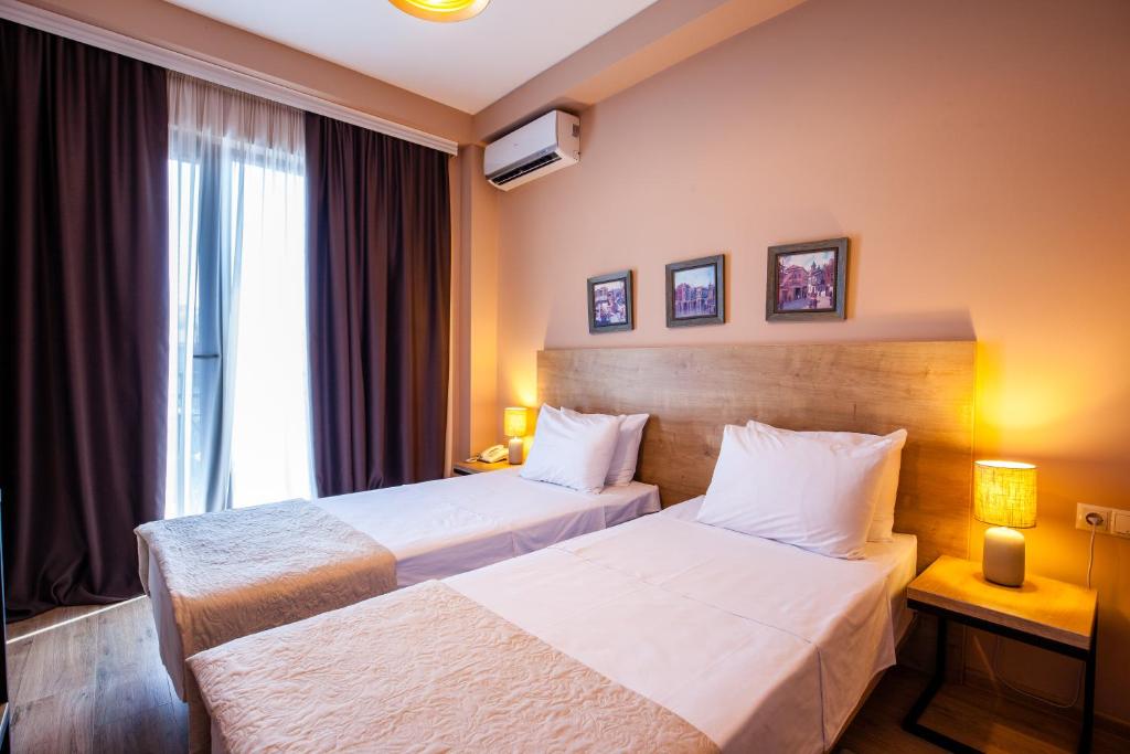 Standard King / Twin Size Room with Balcony – Room Only