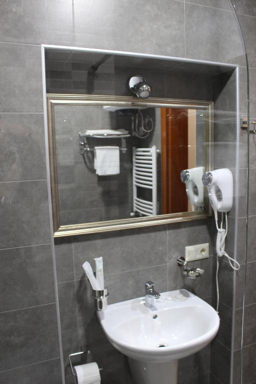 Standard Triple Room with Terrace – Room Only