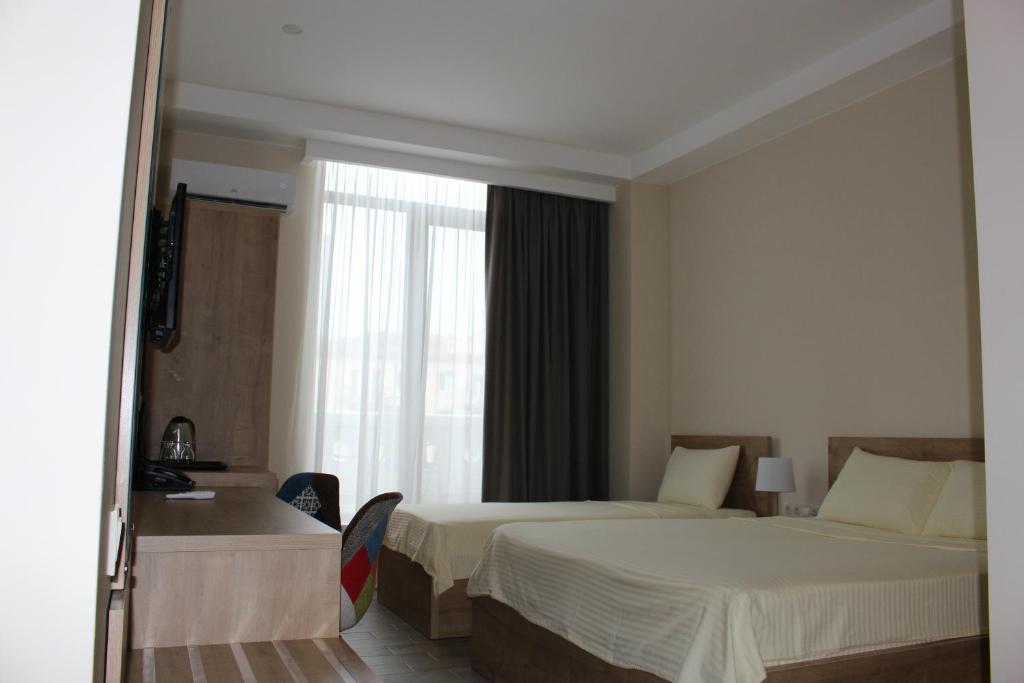 Standard Triple Room with Terrace – Room Only