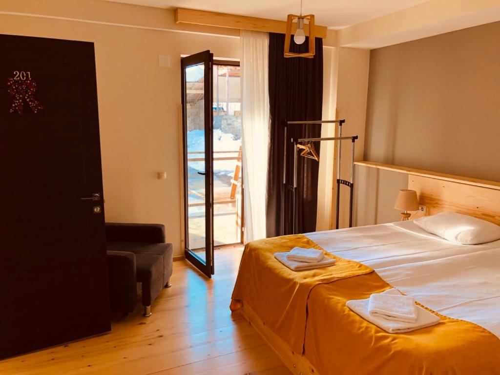 Standard King or Twin Size Room with Mountain View – Room Only