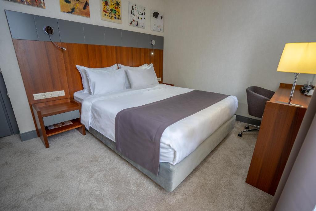 Standard Queen Size Room – Included Breakfast