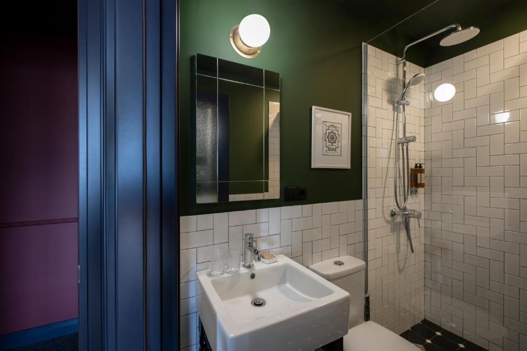 Small King Size Room – Room Only