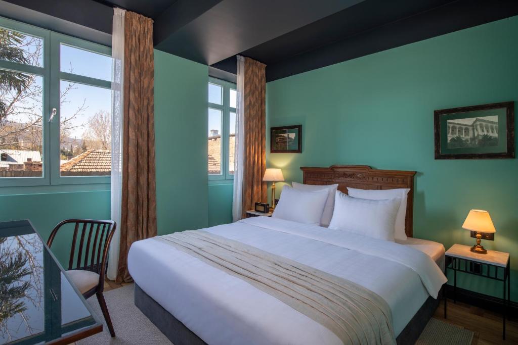 Small King Size Room – Room Only
