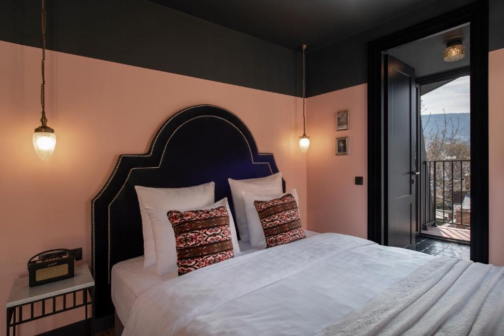 Deluxe King Size Room with Bath – Room Only
