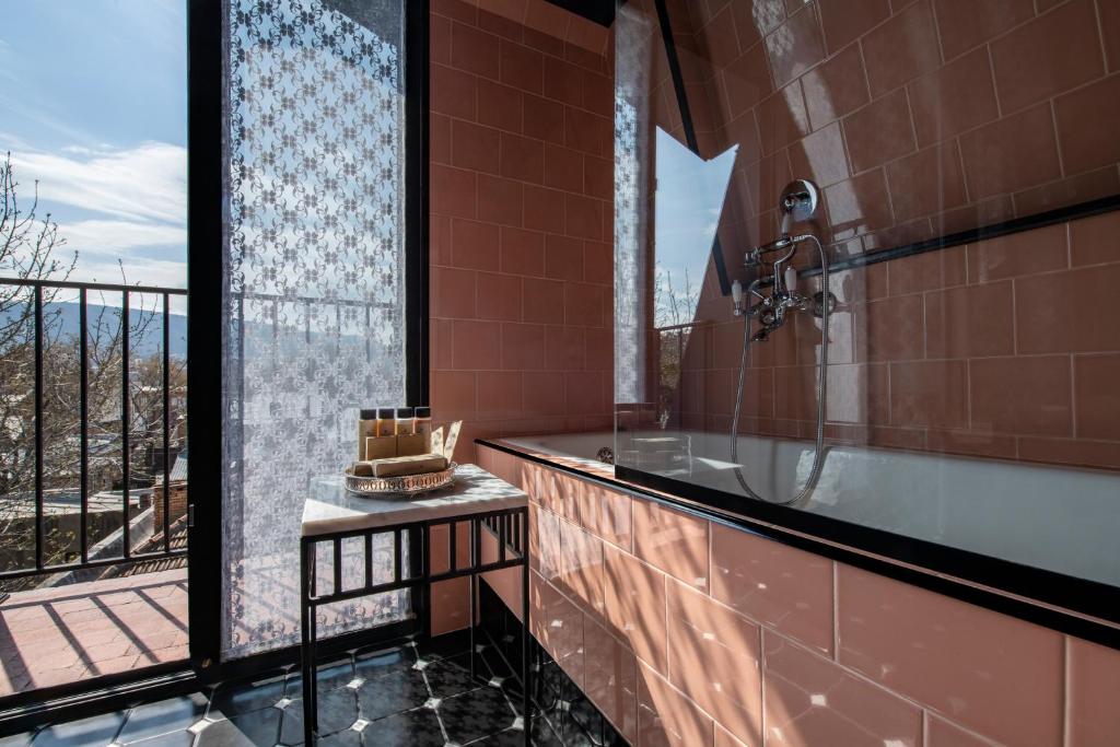 Deluxe King Size Room with Bath – Room Only