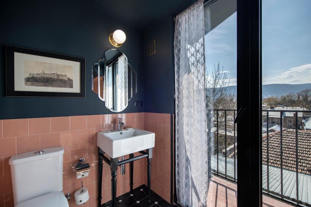 Deluxe King Size Room with Bath – Room Only