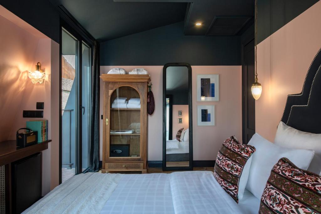 Deluxe King Size Room with Bath – Room Only