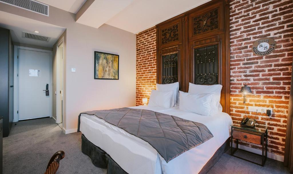Superior King Size / Twin Room with City View – Room Only