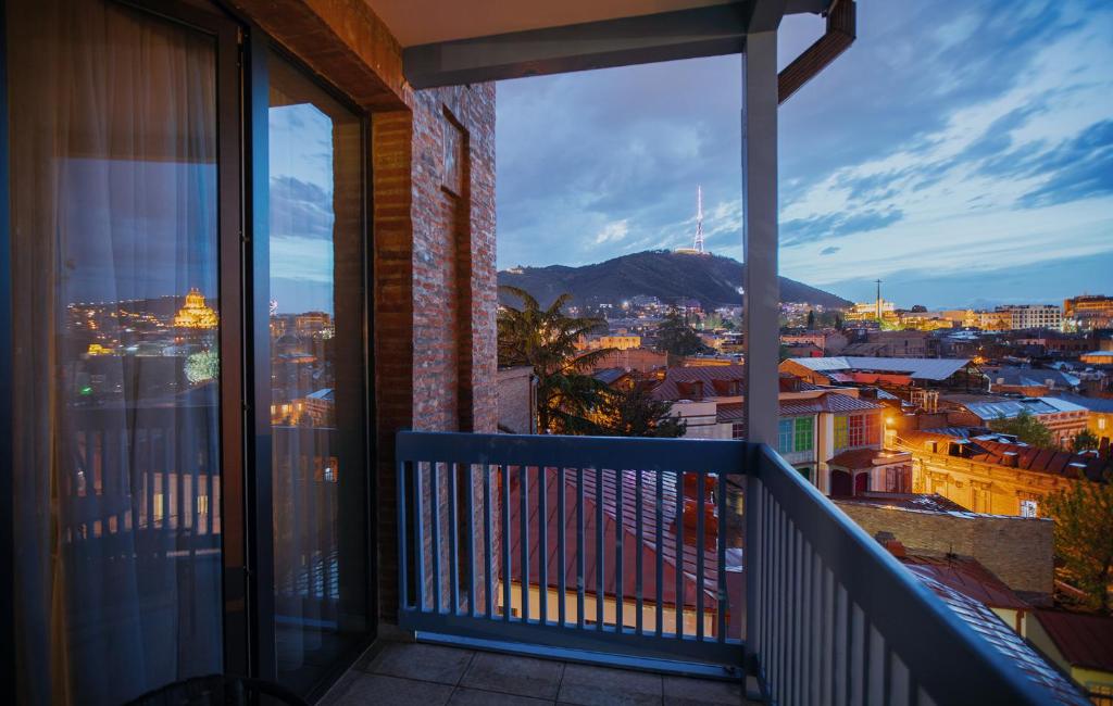 Superior King Size / Twin Room with City View – Room Only