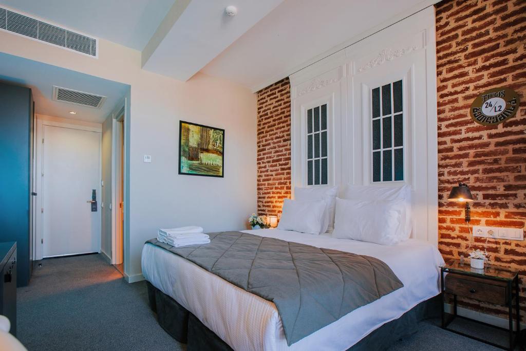 Superior King Size / Twin Room with City View – Room Only