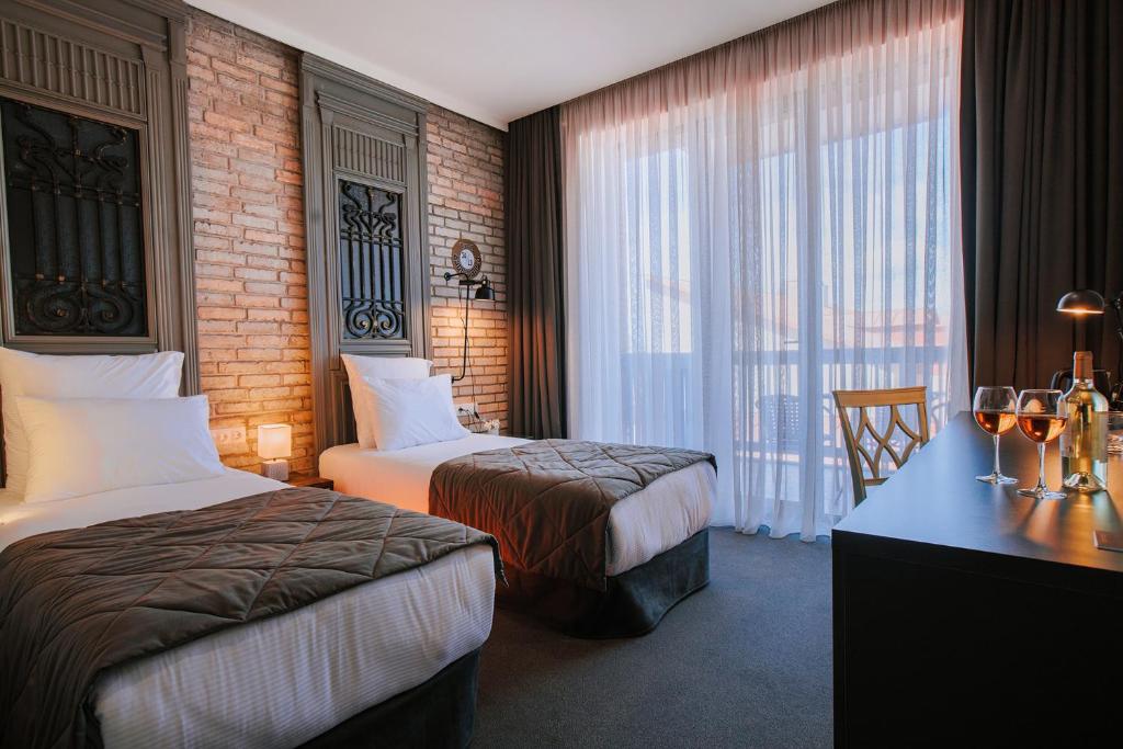 Superior King Size / Twin Room with City View – Room Only