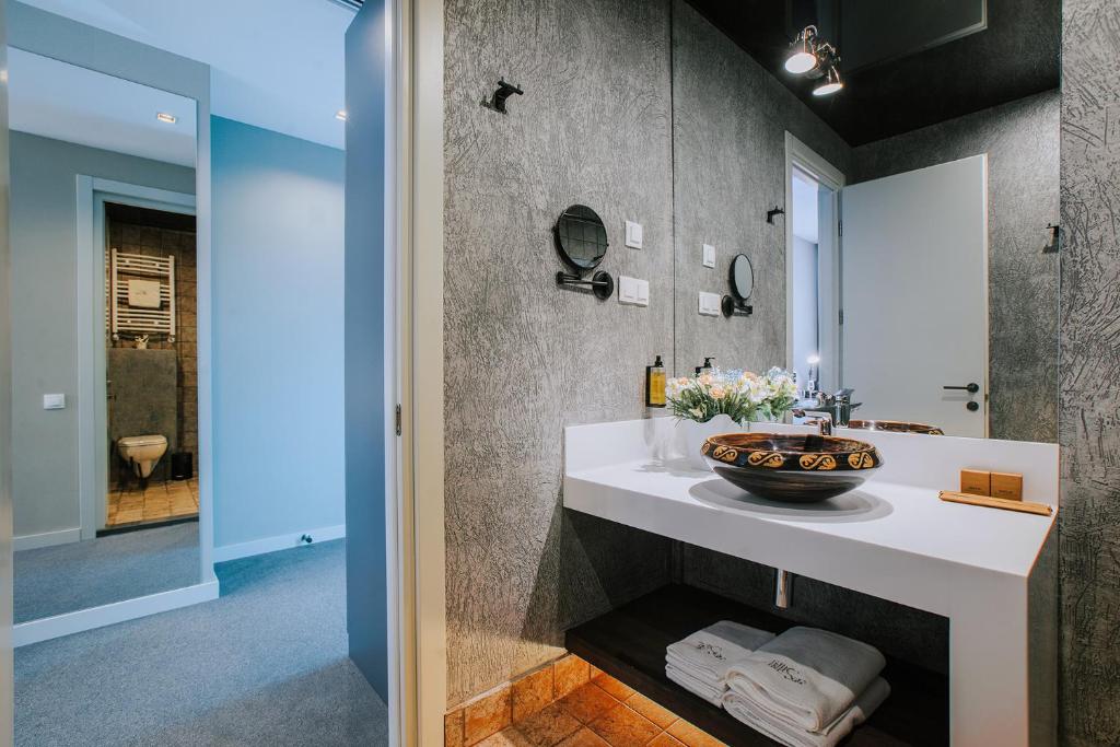 Superior King Size / Twin Room with City View – Room Only