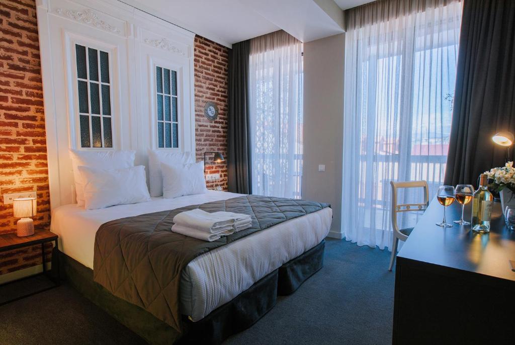 Superior King Size / Twin Room with City View – Room Only