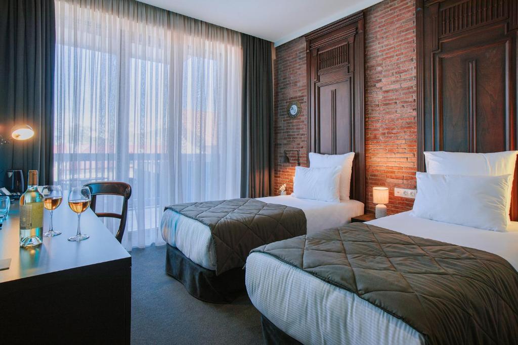 Superior King Size / Twin Room with City View – Room Only