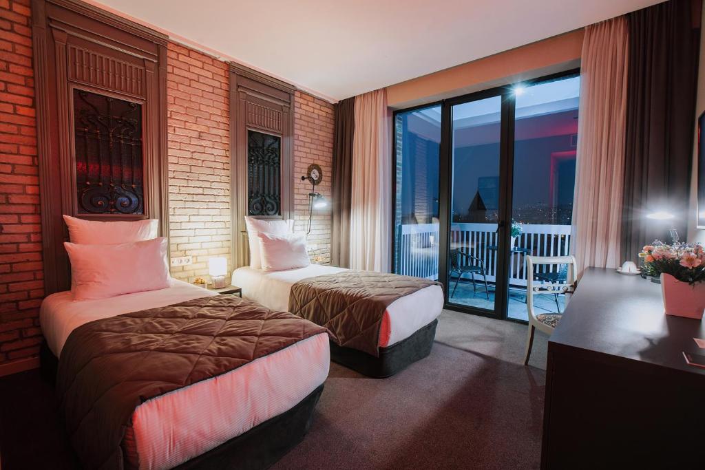 Superior King Size / Twin Room with City View – Room Only