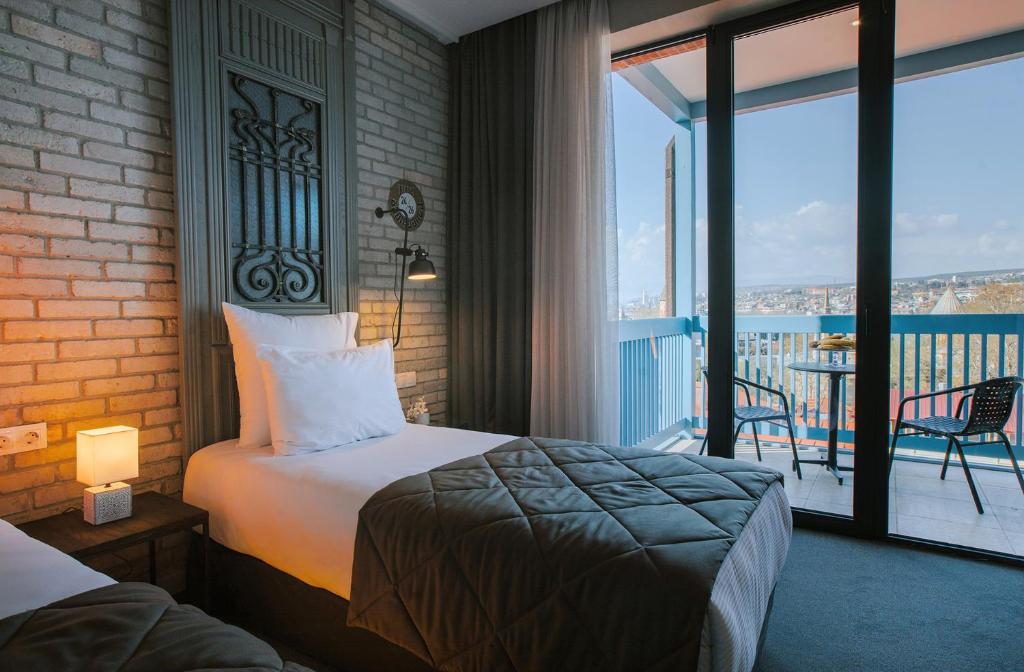 Superior King Size / Twin Room with City View – Room Only