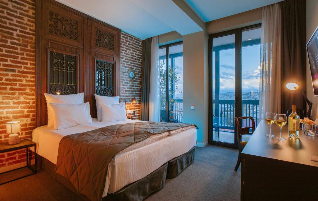 Superior King Size / Twin Room with City View – Room Only