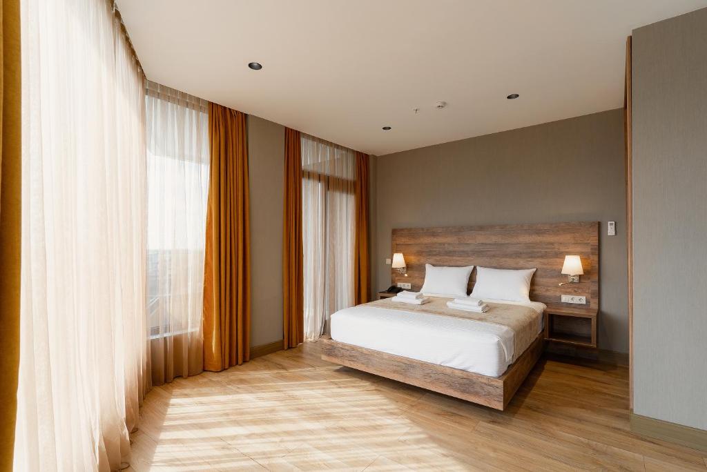 Deluxe King Size Room With Balcony – Room Only