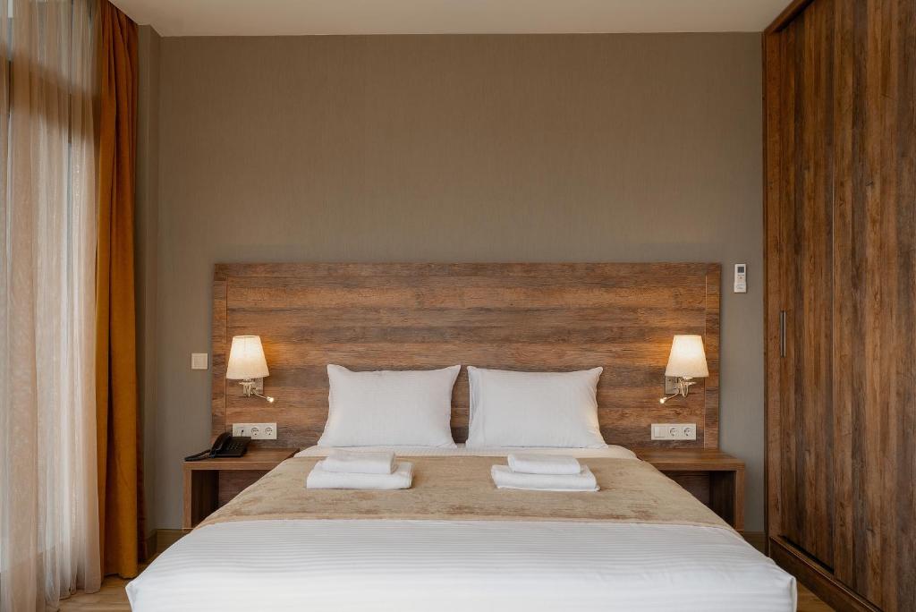 Deluxe King Size Room With Balcony – Room Only