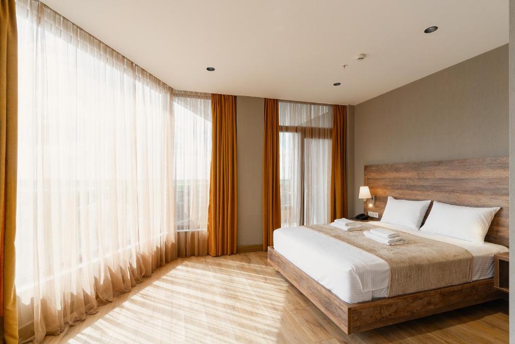 Deluxe King Size Room With Balcony – Room Only