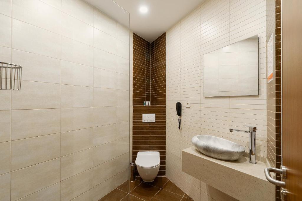 Deluxe King Size Room With Balcony – Room Only