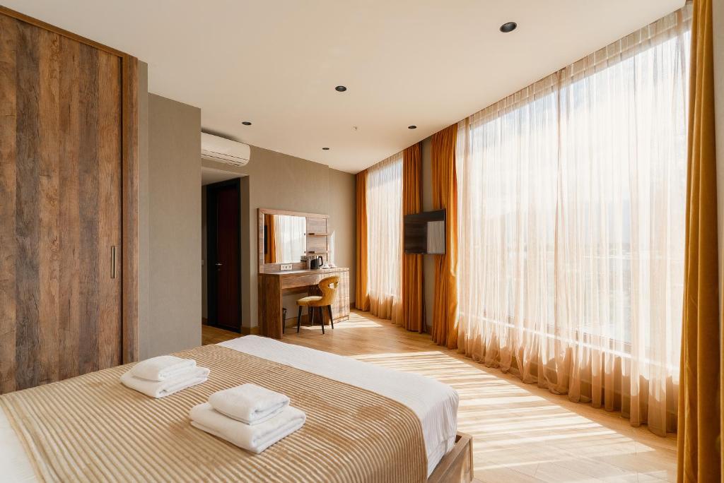Deluxe King Size Room With Balcony – Room Only