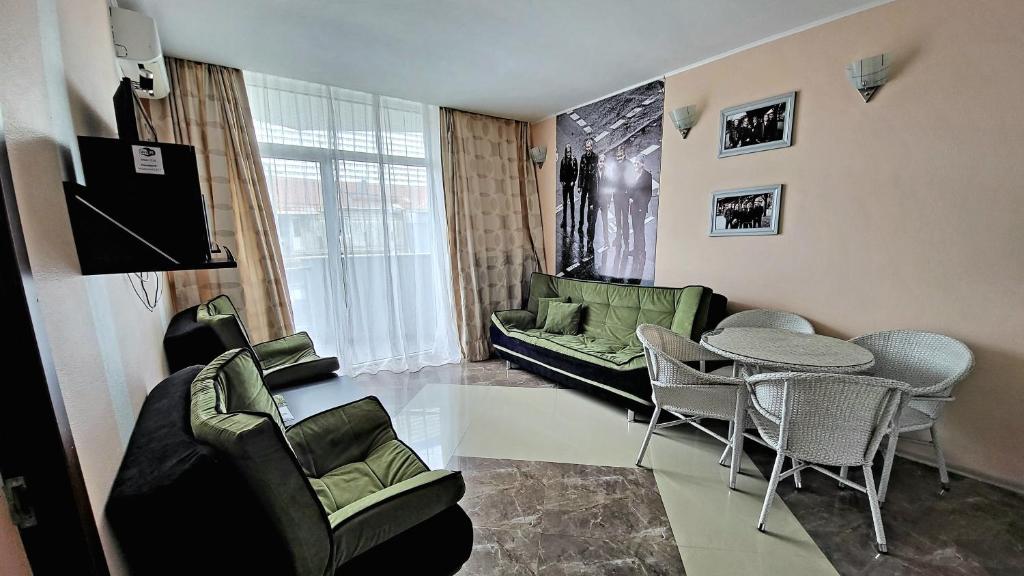 One-Bedroom Apartment with Balcony – Room Only