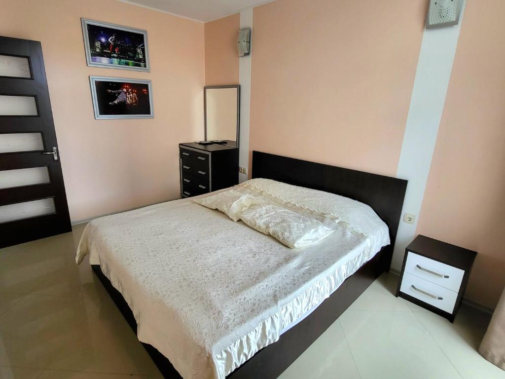 One-Bedroom Apartment with Balcony – Room Only