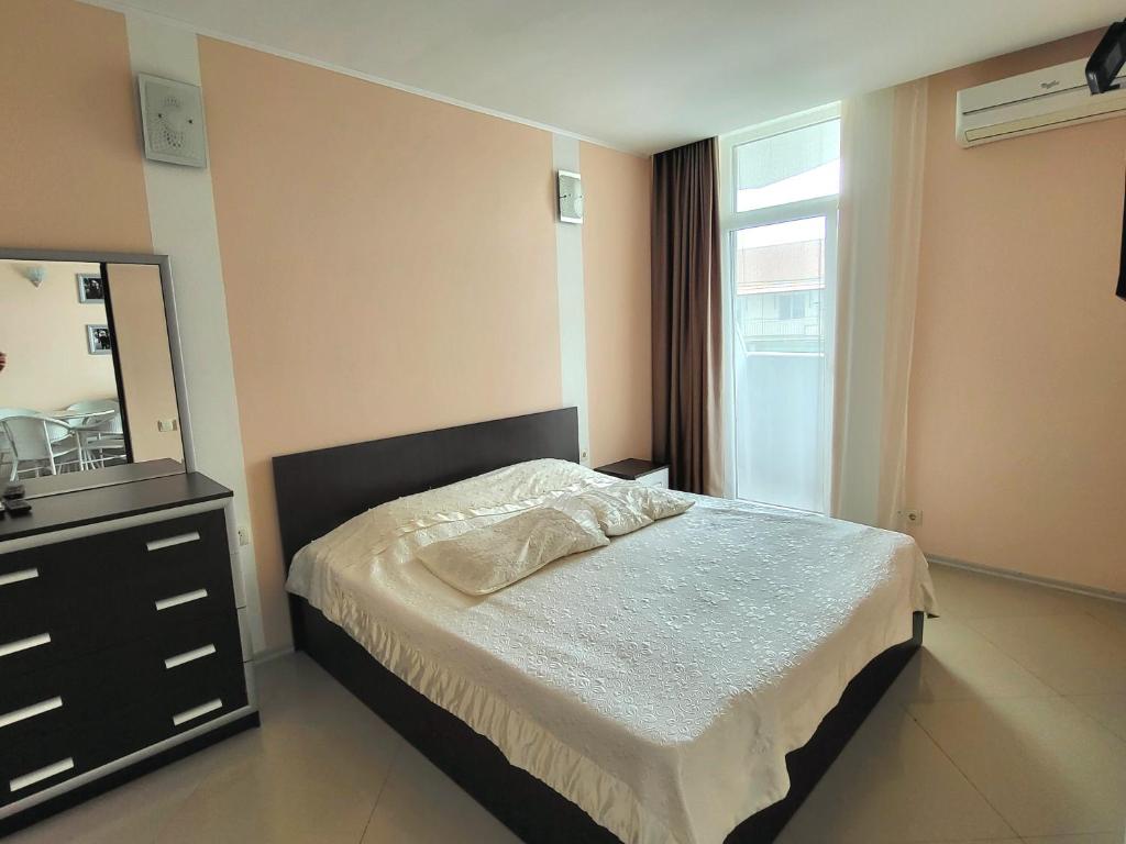 One-Bedroom Apartment with Balcony – Room Only