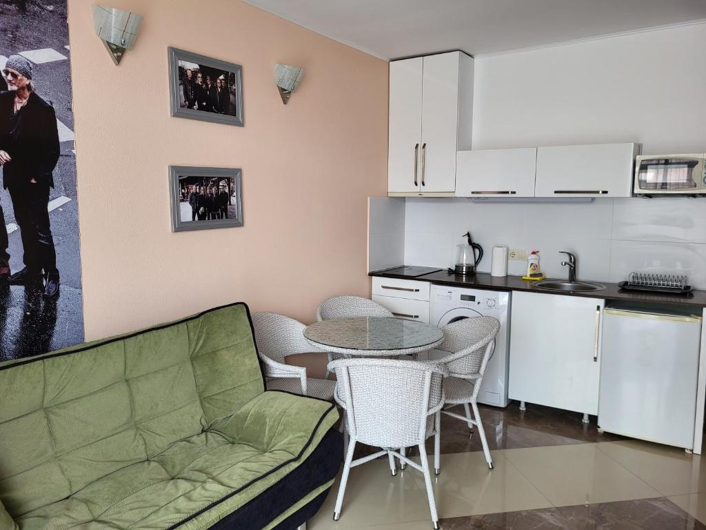 One-Bedroom Apartment with Balcony – Room Only