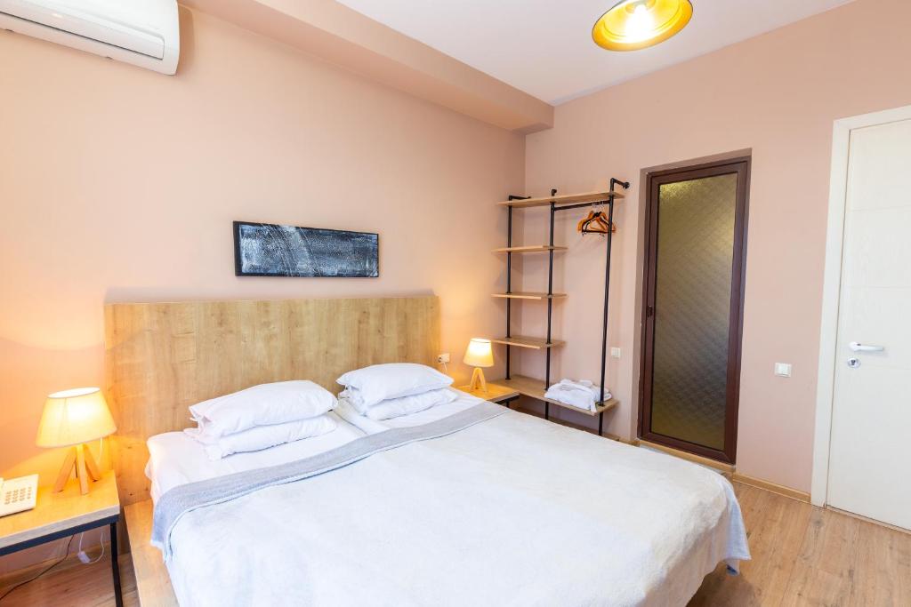 Standard King / Twin Size Room with Balcony – Room Only