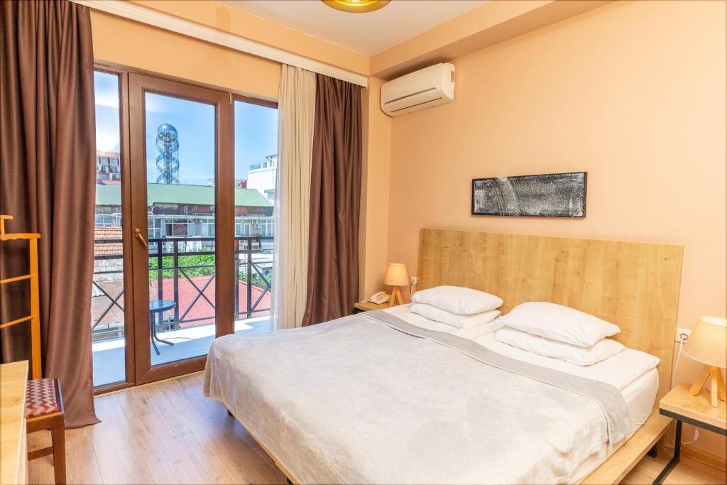 Standard King / Twin Size Room with Balcony – Room Only