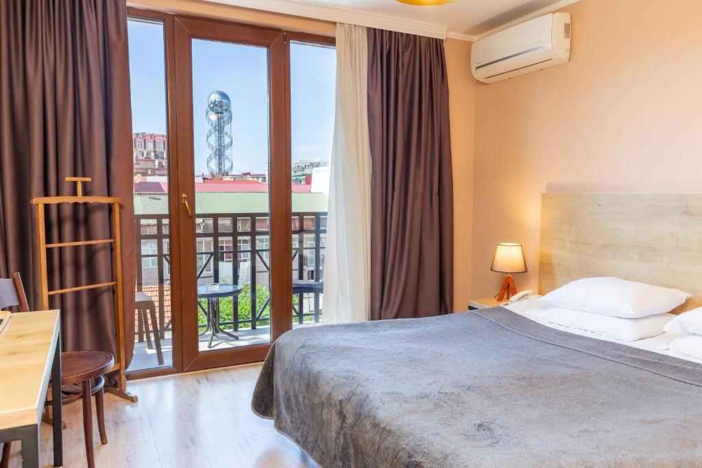 Standard King / Twin Size Room with Balcony – Room Only