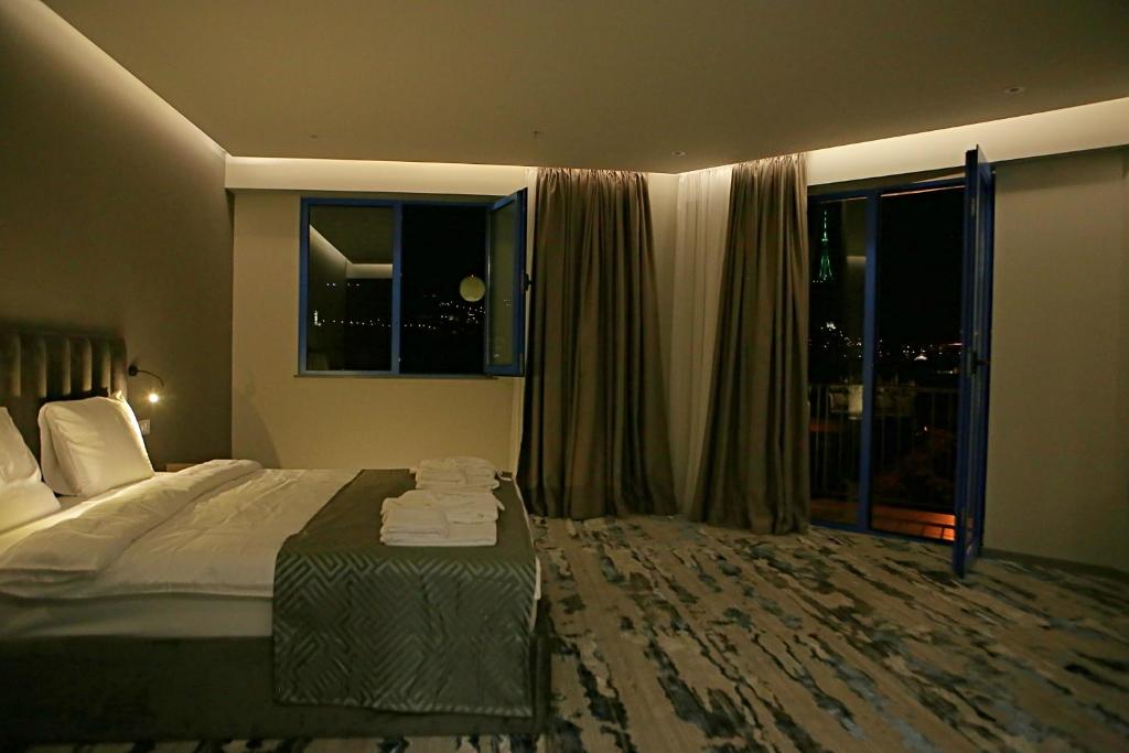 Standard King Size Room With Balcony – Room Only