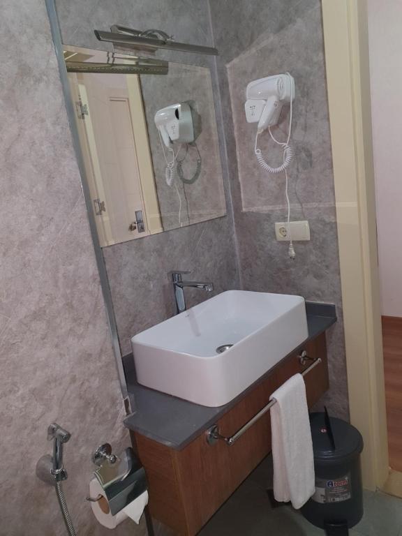 Deluxe King Size Room With Side Sea View – Room Only