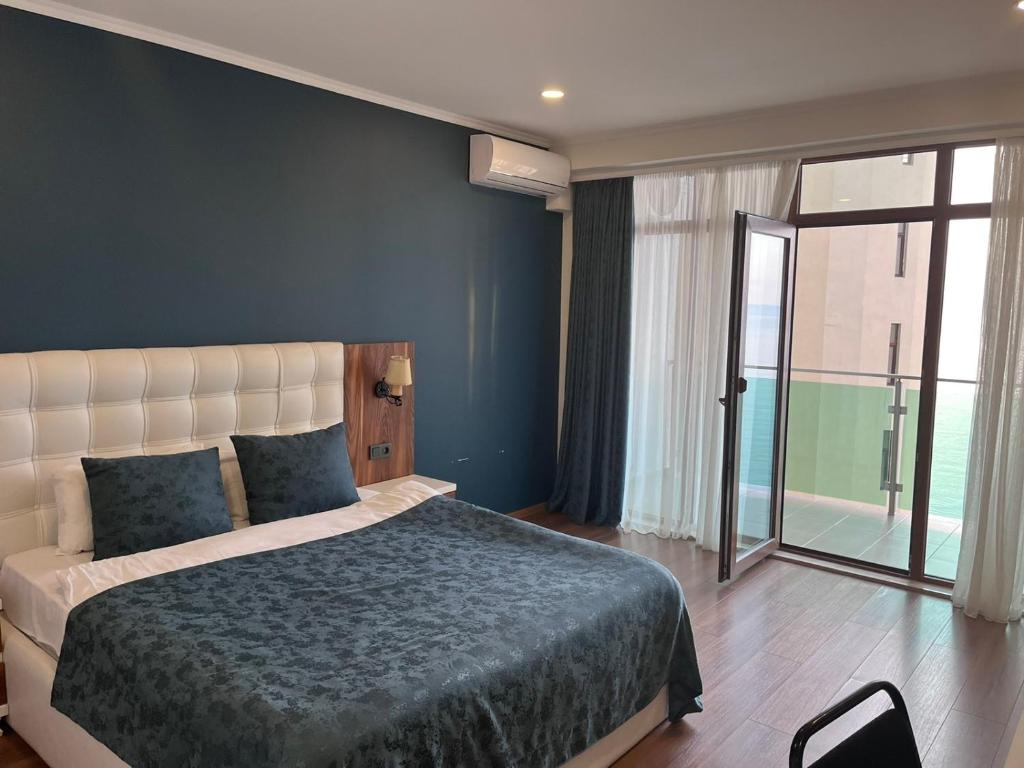 Standard Triple Room With Sea View – Room Only