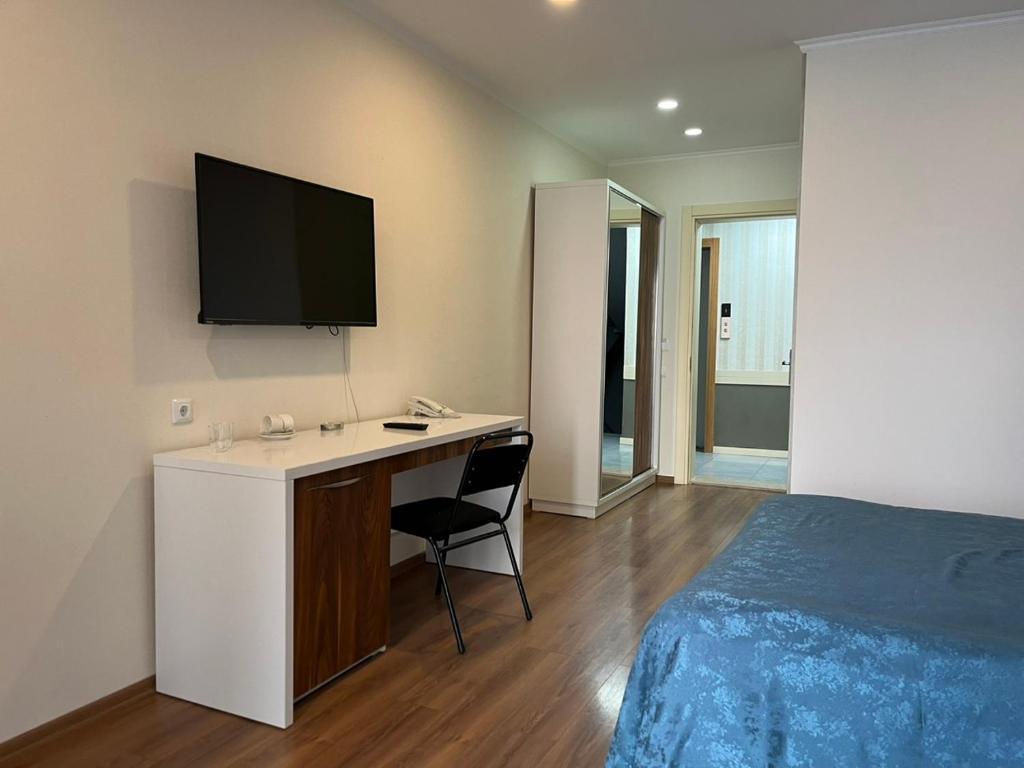 Deluxe King Size Room With Side Sea View – Room Only
