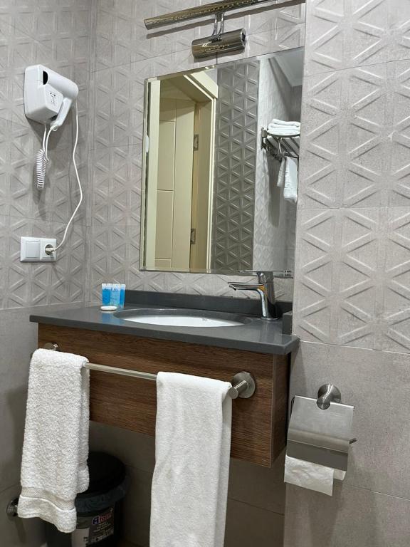 Deluxe King Size Room With Side Sea View – Room Only