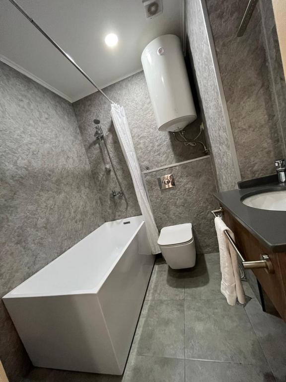 Deluxe King Size Room With Side Sea View – Room Only