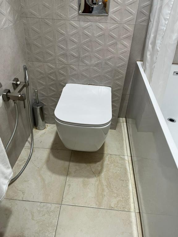 Deluxe King Size Room With Side Sea View – Room Only
