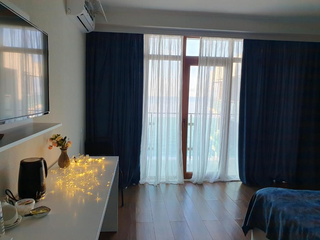 Standard Triple Room With Sea View – Room Only