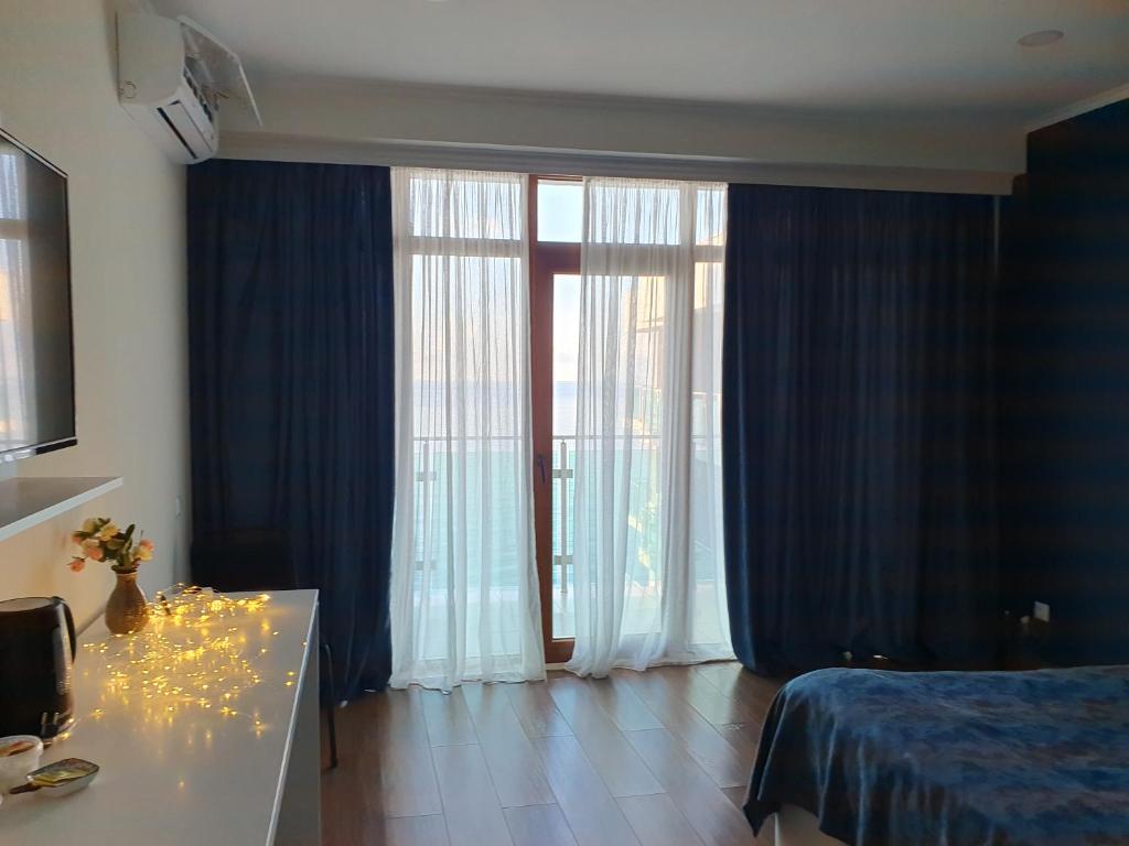 Standard Triple Room With Sea View – Room Only