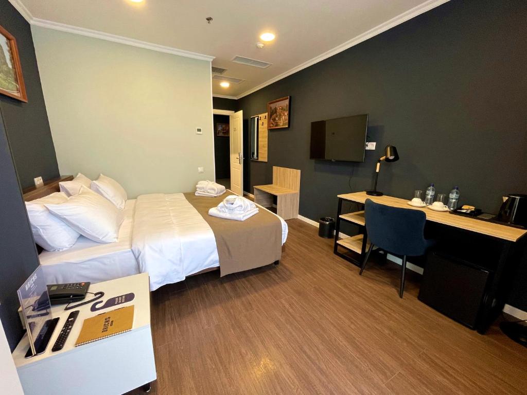 Standard King Size Room with Balcony – Room Only