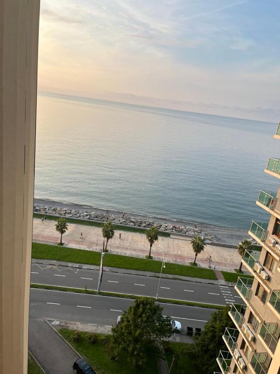 Deluxe King Size Room With Side Sea View – Room Only