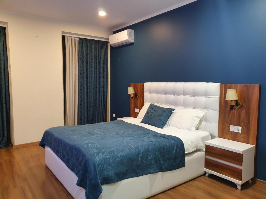 Deluxe King Size Room With Side Sea View – Room Only