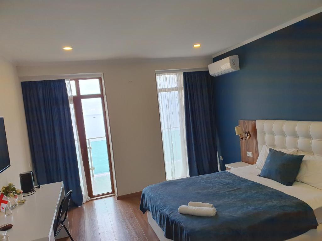 Deluxe King Size Room With Side Sea View – Room Only