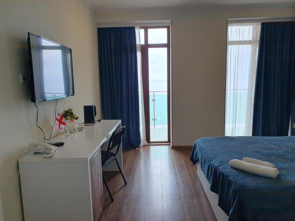 Deluxe King Size Room With Side Sea View – Room Only