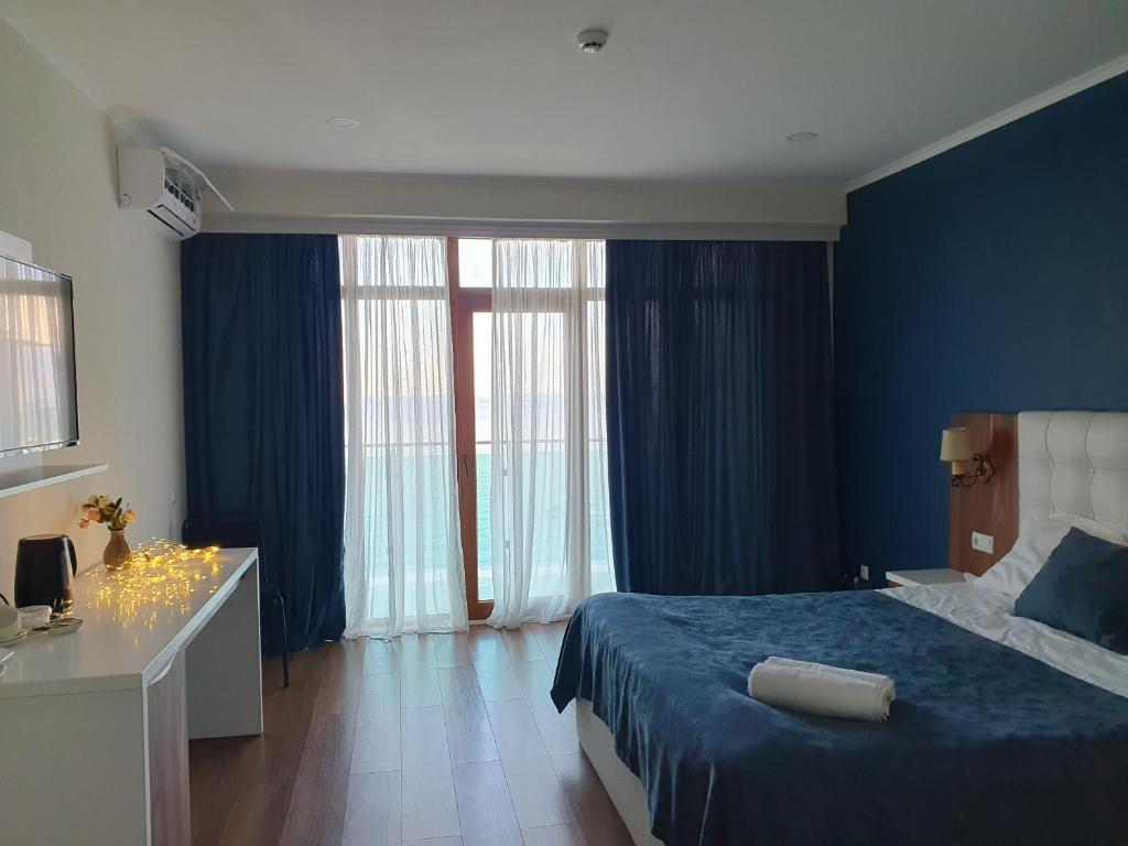 Deluxe King Size Room With Side Sea View – Room Only