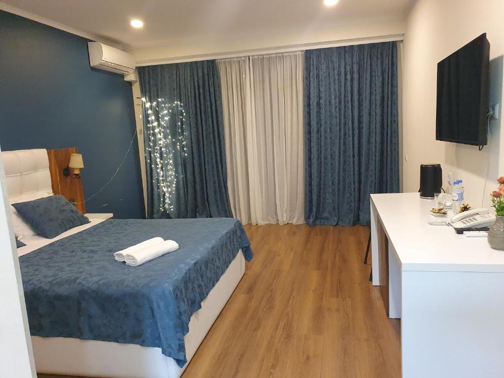 Deluxe King Size Room With Side Sea View – Room Only